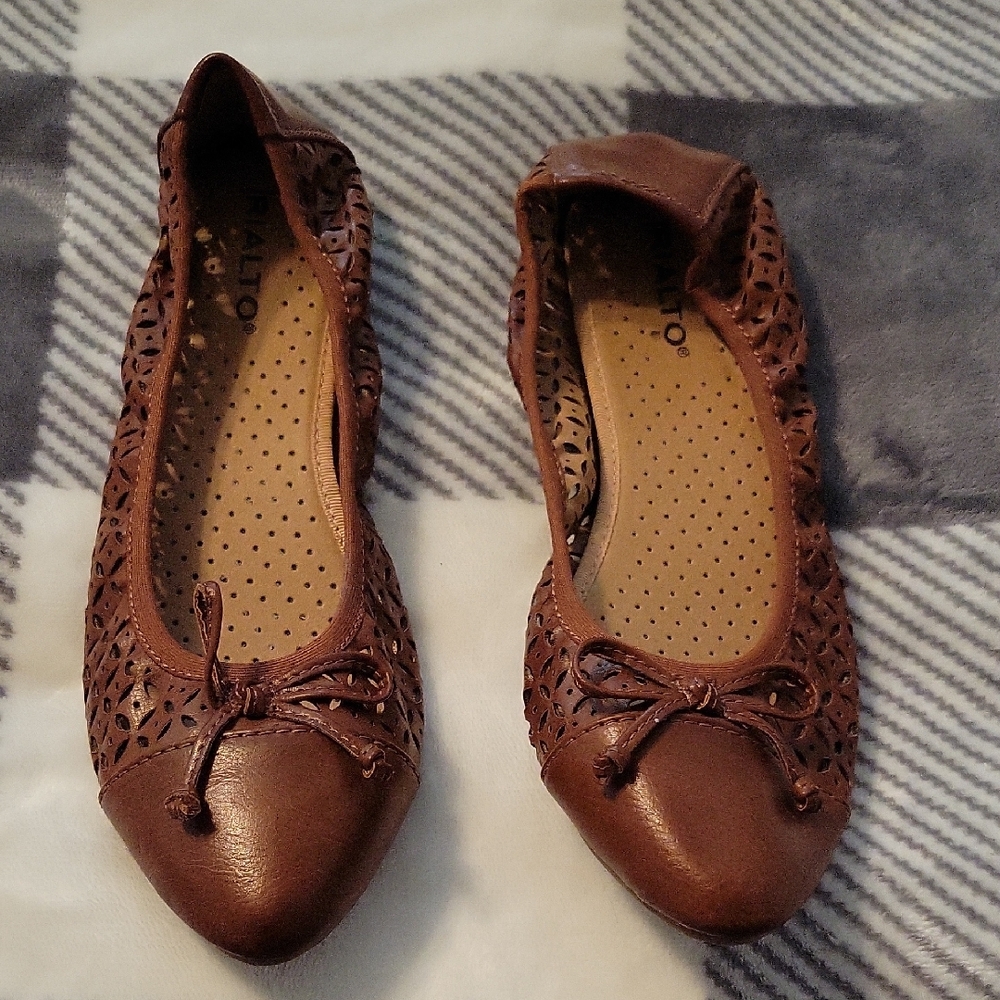 RIALTO Brown Flats with decorative bow.